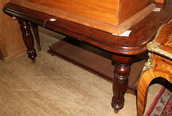 Mahogany dining table (two additional leaves)(-)